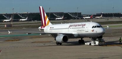 Un avión de Germanwings, antes de despegar del aeropuerto de Barcelona.