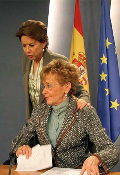 Álvarez y Fernández de la Vega, tras el Consejo de Ministros.