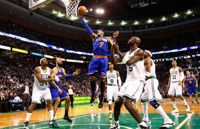 Carmelo Anthony de los Knicks de Nueva York salta a canasta en el partido contra los Boston Celtics.