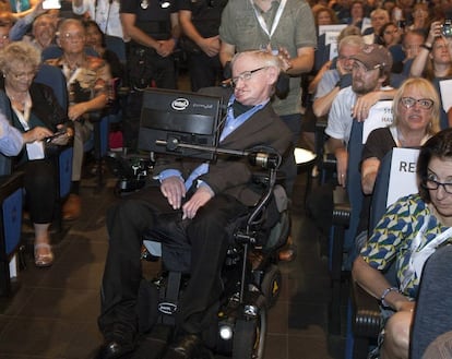 Stephen Hawking llega a su conferencia el mi&eacute;rcoles escoltado por dos polic&iacute;as