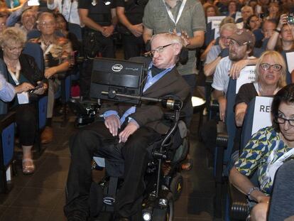 Stephen Hawking arrives onstage with Spanish police standing by.