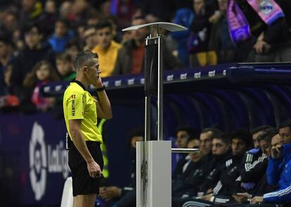 Iglesias Villanueva revisa el VAR durante el Levante-Real Madrid.