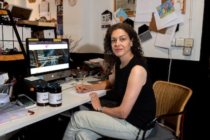 Beatriz Figueroa Pérez, cotitular de Miel Camino de Santiago, en su oficina de Cacabelos, en León.