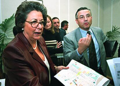 La alcaldesa de Valencia, Rita Barberá, y el concejal de Urbanismo, Miguel Domínguez, ayer, con un plano del barrio de El Cabanyal.