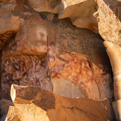 La Cueva de las Manos, Patrimonio de la Humanidad de la Unesco desde 1999 donde se conservan pinturas rupestres de más de 9.300 años. Allí se pueden observar desde manos, escenas de cacería de guanacos, pumas y otros dibujos perfectamente conservados. Las pinturas las realizaban con distintos tipos de minerales. 

