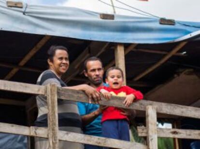 Luciano, Vânia e Luan. A família gasta metade do que recebe em aluguel.