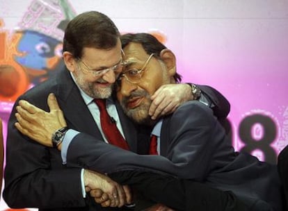 El líder del PP Mariano Rajoy bromea con su guiñol.