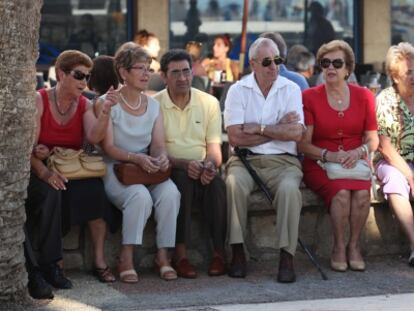 Un grupo de jubilados españoles en Benidorm (Alicante).