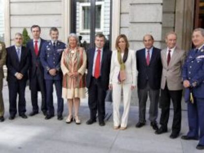 Carme Chacón, con el jefe de Estado Mayor, general José Julio Rodríguez, y representantes de asociaciones militares y de grupos parlamentarios.