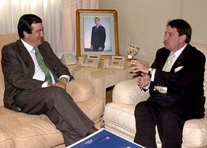 Francisco Álvarez Cascos y Francisco Vázquez, en el Ministerio de Fomento el 24 de abril de 2001.