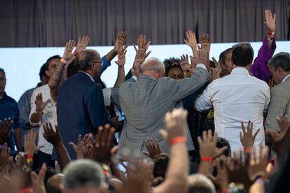 Lula da Silva ora con pastores evangélicos y simpatizantes durante un mitin político en Sao Gonçalo, Brasil.
