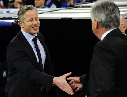 El entrenador del Schalke, Jens Keller, saluda a Carlo Ancelotti antes del partido