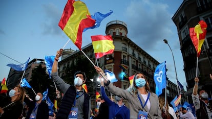 Ambiente en la sede del PP durante la noche electoral.