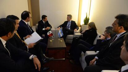Pe&ntilde;a Nieto, Macri sus comitivas durante un encuentro bilateral en el Foro de Davos, Suiza.