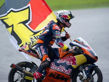 Sandro Cortese celebra el triunfo en el Mundial.