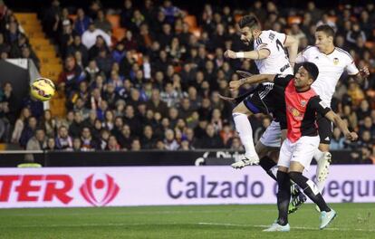 Negredo marca el gol de la victoria del Valencia.