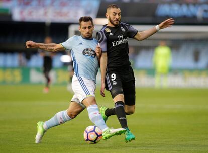 Karim Benzema y Jonathan Castro durante el partido.