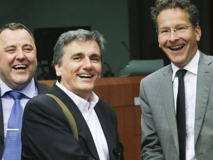 El presidente del Eurogrupo, Jeroen Dijsselbloem (d) saluda al ministro de Finanzas griego Euclides Tsakalotos (i) durante la reuni&oacute;n de los ministros de Econom&iacute;a del Eurogrupo en Bruselas, B&eacute;lgica hoy, 9 de mayo de 2016. 