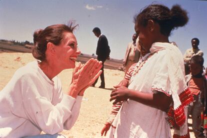 Hepburn también fue embajadora de UNICEF y pasó sus últimos años –desde 1988 hasta su muerte en 1993– colaborando con la organización para mejorar la vida de niños y niñas víctimas de la malnutrición o el sida. En la imagen, durante uno de sus viajes a África.