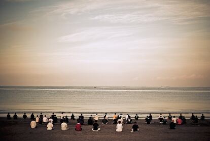 Los jóvenes reclutas <i>yakuza,</i> en el momento de meditación que guía cada día el maestro samurái Nikata Sensei a las cinco de la mañana.