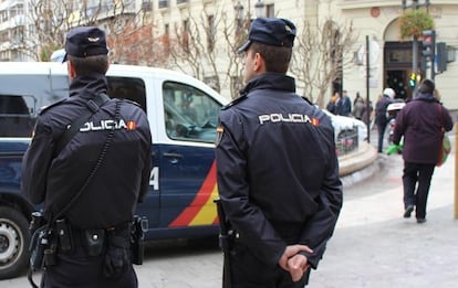 Dos agentes de la Policía Nacional en Granada.