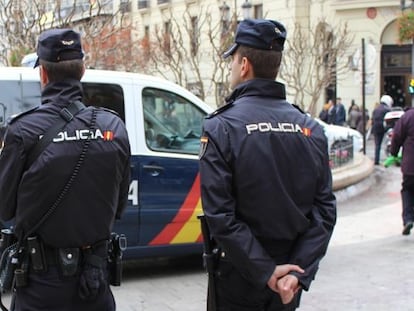 Dos agentes de la Policía Nacional en Granada.