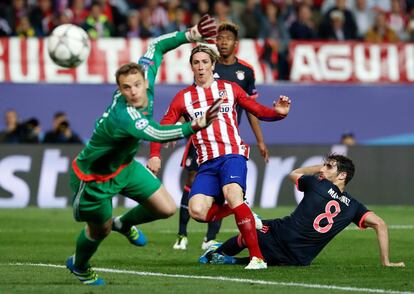 Fernando Torres observa cómo se estrella su disparo en el poste tras superar a Manuel Neuer y Javi Martínez (d) en el Atlético de Madrid (1)-Bayern de Munich (0), partido de ida de semifinales de la Champions en el estadio Vicente Calderón de Madrid, el 27 de abril de 2016.