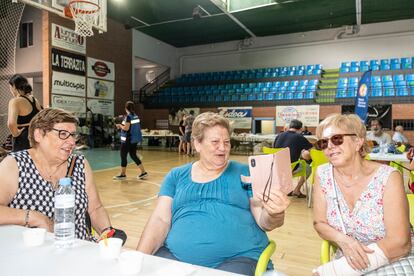 Carmelita, junto a sus amigas, mostrando un mensaje que le han enviado. En el Polideportivo Municipal de Navalmoral de la Mata.
