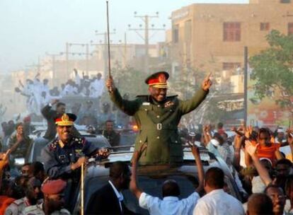 El presidente de Sudán, Omar al Bashir, aclamado por sus partidarios ayer en las calles de Jartum.