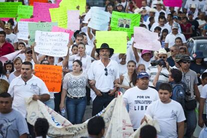 Mireles y las autodefensas en su primer aniversario, el pasado febrero.