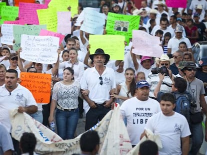 Mireles y las autodefensas en su primer aniversario, el pasado febrero. 