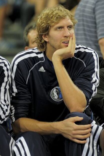 Dirk Nowitzki, en el banquillo.