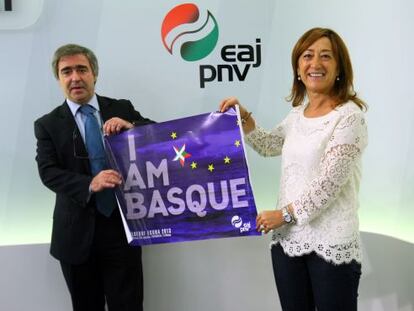 Joseba Aurrekoetxea y Pilar García de Salazar muestran el cartel del Aderdi Eguna 2013.