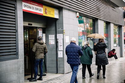 Varias personas pasan por la Oficina de Empleo del Paseo de las Acacias de Madrid, este jueves.