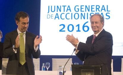 Juan Miguel Villar Mir y su hijo Juan Villar Mir de Fuentes, en la junta de accionistas del martes