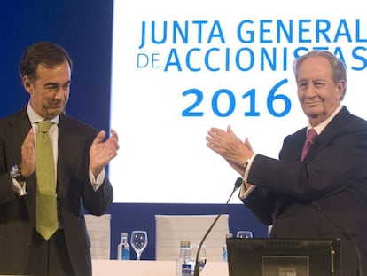 Juan Miguel Villar Mir y su hijo Juan Villar Mir de Fuentes, en la junta de accionistas del martes 