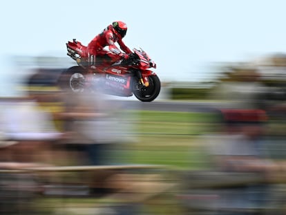 Francesco Bagnaia, del equipo Ducati Lenovo, en acción durante los entrenamientos libres en Phillip Island, este viernes.