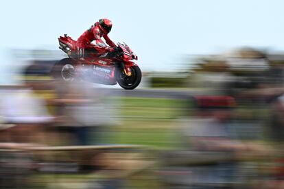 Francesco Bagnaia, del equipo Ducati Lenovo, en acción durante los entrenamientos libres en Phillip Island, este viernes.