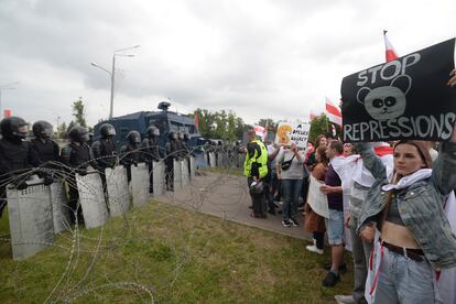 Un grupo de manifestantes frente a los antidisturbios, este domingo en Minsk.