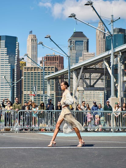 El desfile de Off-White tuvo lugar en unas canchas de baloncesto en Brooklyn.