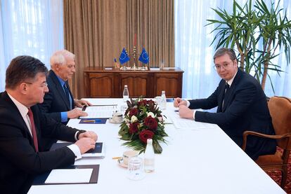 Desde la izquierda, el representante especial de la UE, Miroslav Lajcak; el alto Representante de la UE para la Política Exterior, Josep Borrell, y el presidente serbio, Aleksandar Vucic, durante su encuentro en Ohrid, República de Macedonia del Norte, el pasado sábado.