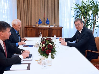 Desde la izquierda, el representante especial de la UE, Miroslav Lajcak; el alto Representante de la UE para la Política Exterior, Josep Borrell, y el presidente serbio, Aleksandar Vucic, durante su encuentro en Ohrid, República de Macedonia del Norte, el pasado sábado.