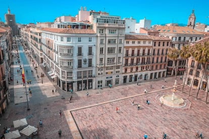 Vista de la plaza de la Constitución y la calle Larios, la principal vía comercial de la ciudad.