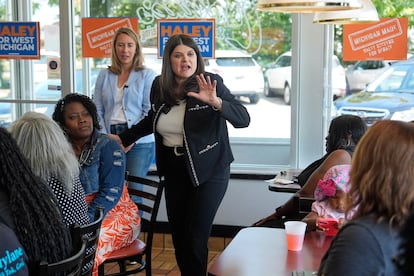 Haley Stevens, congresista demócrata  y aspirante a senadora, este lunes en un acto en Muskegon Heights, Míchigan.