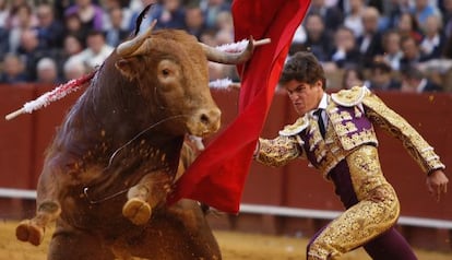 Ruben Pinar, durante la faena a su segundo toro, en una corrida de la Feria de Abril de Sevilla, en 2010