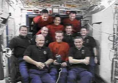 Los miembros de la Expredición 5 posan con los astronautas que les relevan a bordo de la ISS en una imagen ofrecida por la NASA.