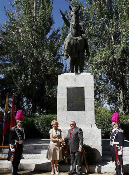 Esperanza Aguirre, junto al embajador de Ecuador en España, Nicolás Issa Obando, durante el acto.