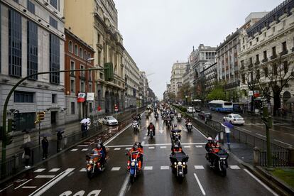 La lluvia ha deslucido la concentración este año, ya que muchos de los motoristas convocados suelen portar banderas durante todo el recorrido por la capital.