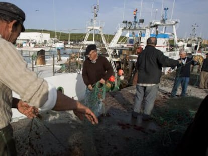 Pescadores preparan los aparejos de las embarcaciones, en Barbate.