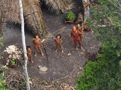 Miembros de la tribu amazónica aislada.